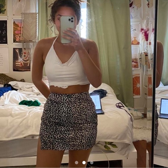 Adika: satin cheeta print mini skirt with cut out on bottom - Picture 2 of 3